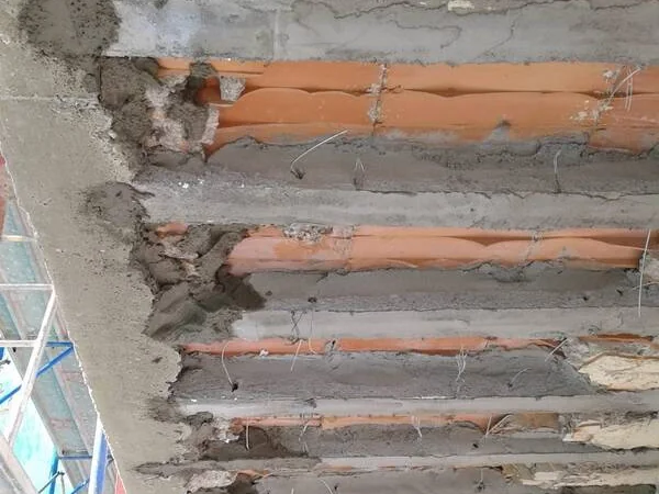 Consolidamento dei solai dei balconi dal ponteggio, cantiere Terra Nostra Costruzioni