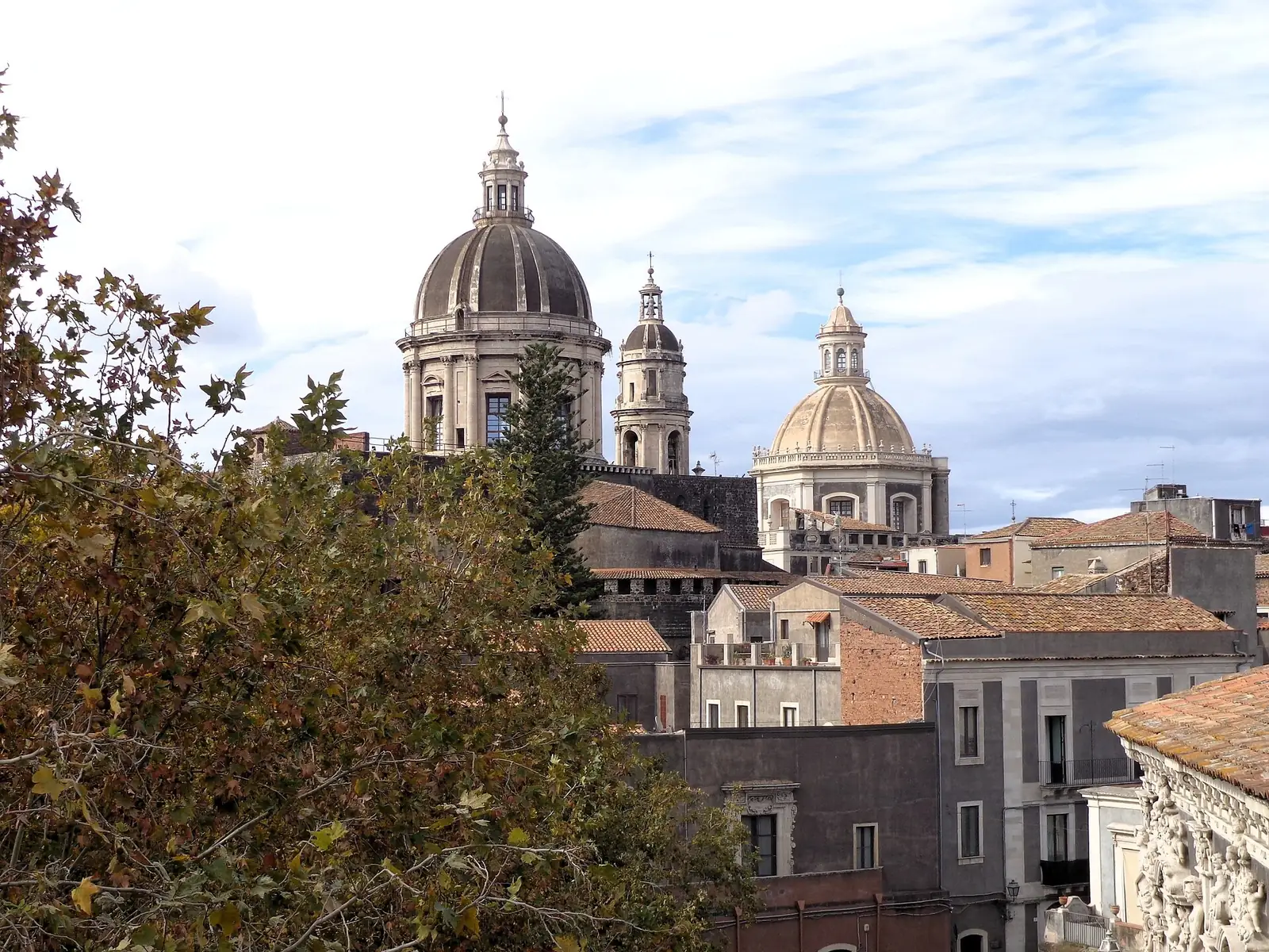 Le cupole barocche di Sant’Agata sopra i tetti del centro storico di Catania
