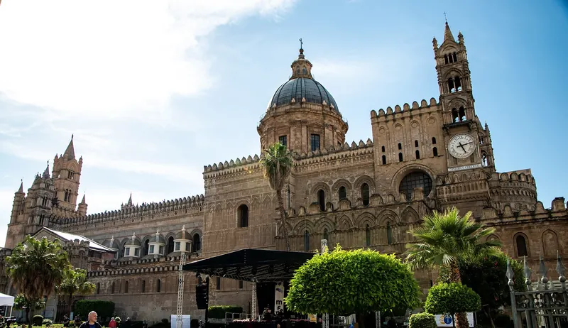 La Cattedrale di Palermo con la cupola e la torre dell’orologio