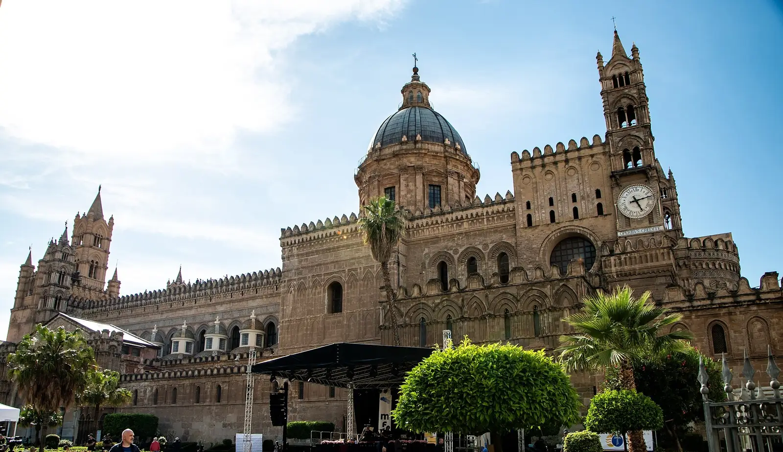 La Cattedrale di Palermo con la cupola e la torre dell’orologio