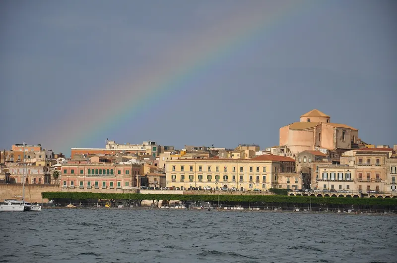Il lungomare di Ortigia a Siracusa visto dal mare