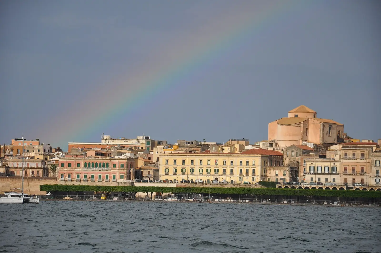 Il lungomare di Ortigia a Siracusa visto dal mare