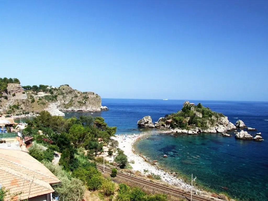 Isola Bella e la baia sotto Taormina viste dall’alto