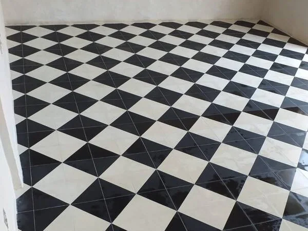 Pavimento a scacchiera bianco e nero posato in una ristrutturazione Terra Nostra Costruzioni